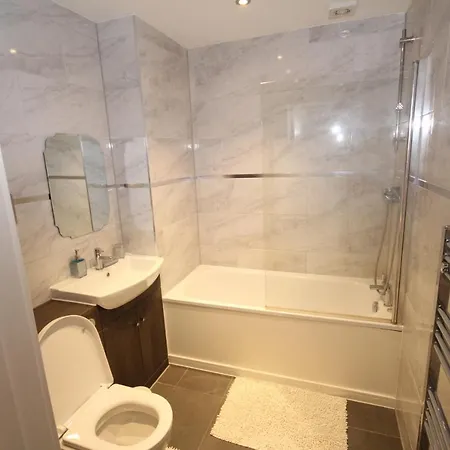 Holden Court 5 * 웨스트드레이톤