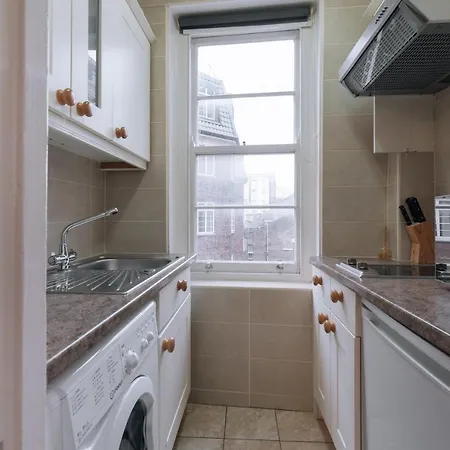 Evelyn Court Apartment *
