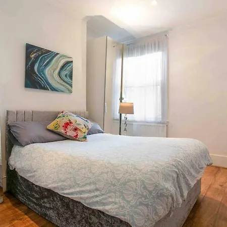 Large 3 Bedroom Modern Close To London