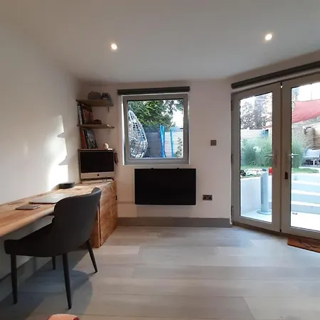 Apartment Independent Garden Study London