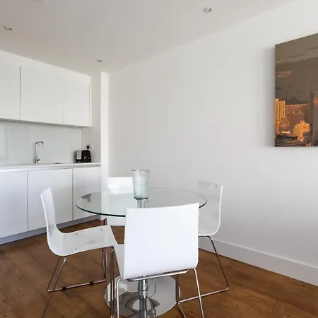 Apartament Luxury 2-bed Flat Parking And Close To The Tube *