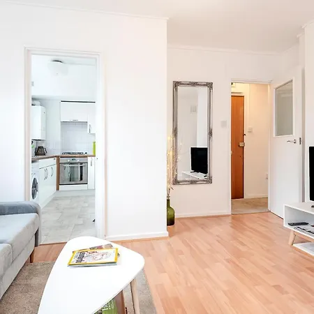 Apartment Modern One Bedroom Victoria London