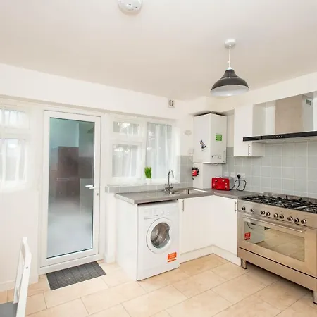 Stunning Four Bedroom House Close To Excel, O2 & With Free Parking * 런던