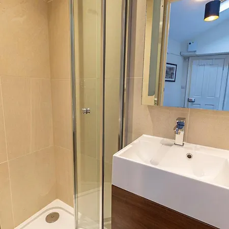 Altido Homely 2-bed Flat With Courtyard לונדון