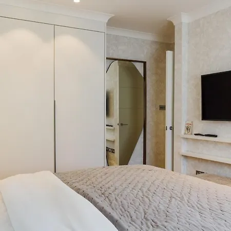 Beautiful 2 Bedroom 2 Bath Flat In South Kensington Apartment *