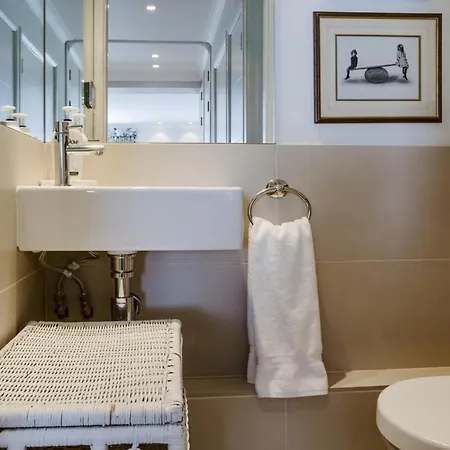 Beautiful 2 Bedroom 2 Bath Flat In South Kensington