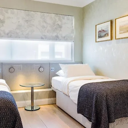 Beautiful 2 Bedroom 2 Bath Flat In South Kensington