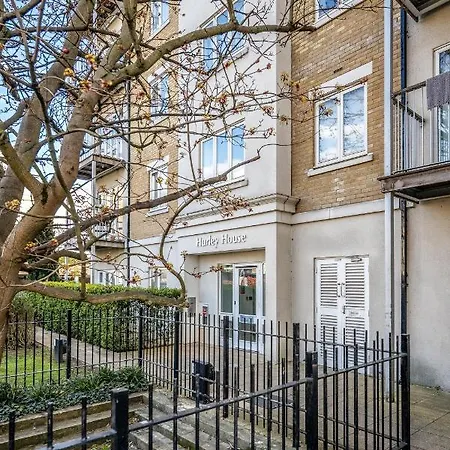 King Bed Manhattan Close To London Heathrow Apartment