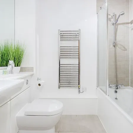 King Bed Manhattan Close To London Heathrow