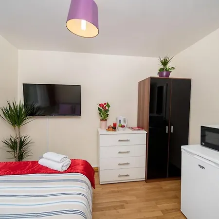 F4 Modern Double Apartment London