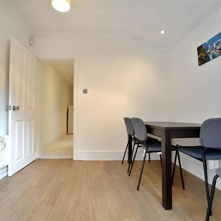 5b Belvedere Buildings Apartment