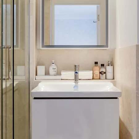Beautiful 2 Bedroom 2 Bath Flat In South Kensington *