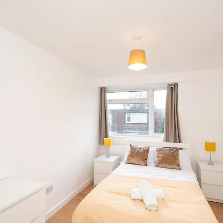 Stunning Four Bedroom House Close To Excel, O2 & With Free Parking 런던