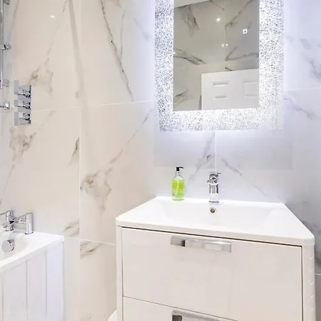 Stylish 2 Bed Apartment-zone 2 - 10 Minutes To The Heart Of London- Sleeps Up 8 Lejlighed