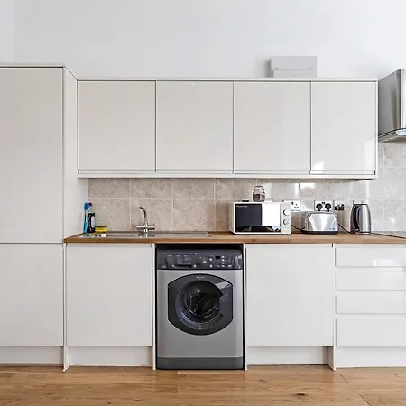 Stylish 2 Bed Apartment-zone 2 - 10 Minutes To The Heart Of London- Sleeps Up 8 *