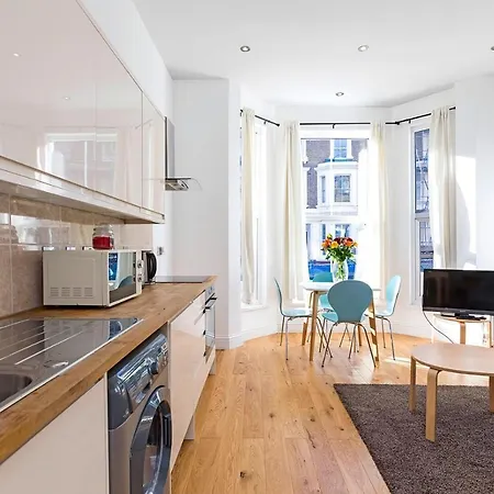 Stylish 2 Bed Apartment-zone 2 - 10 Minutes To The Heart Of London- Sleeps Up 8 Lejlighed