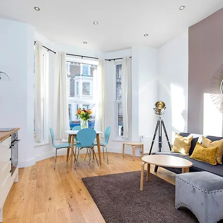 Stylish 2 Bed Apartment-zone 2 - 10 Minutes To The Heart Of London- Sleeps Up 8 Lejlighed London