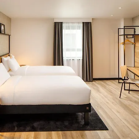 Ibis London Point 3*