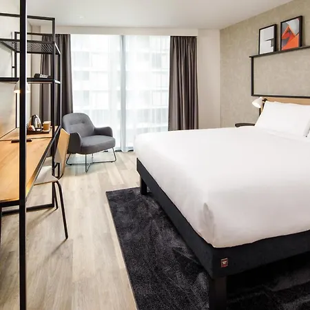 Ibis London Point فندق 3*