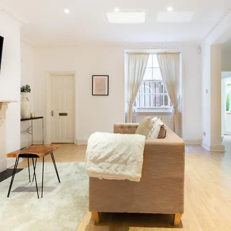Spacious 1 Bed Sloane Square Apartment London
