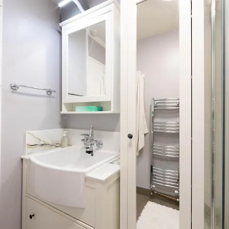 Pass The Keys Stylish 1-bedroom Flat In Trendy West Kensington Londyn