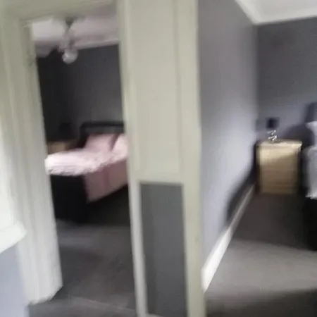 בית הארחה 23 Crowhurst Way *