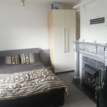 23 Crowhurst Way בית הארחה