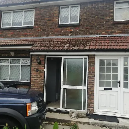 בית הארחה 23 Crowhurst Way *