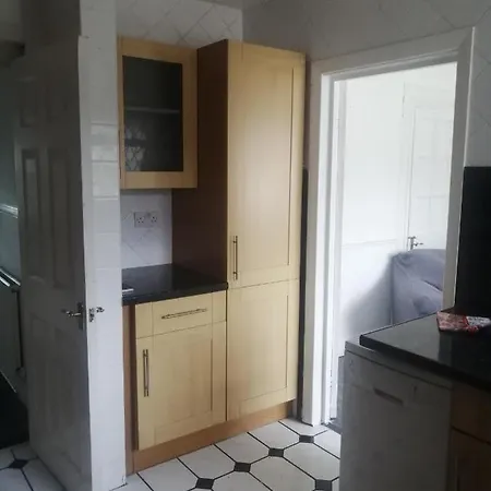 בית הארחה 23 Crowhurst Way *