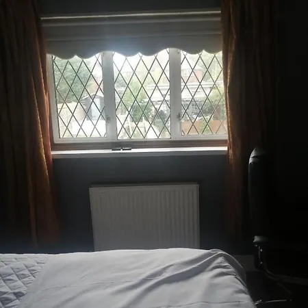 23 Crowhurst Way בית הארחה
