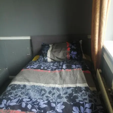 23 Crowhurst Way בית הארחה