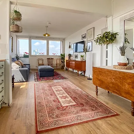 Pass The Keys Spacious 2bedroom Flat With Views In Bridge *