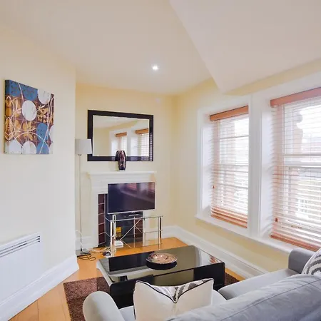 Leicester Square Apartment *