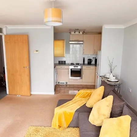 ⭑ Staywelcome- Stylish Near Heathrow, Skyline Views ⭑ Feltham