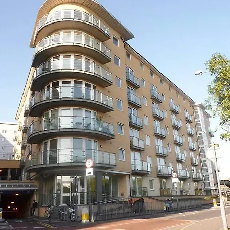 ⭑ Staywelcome- Stylish Near Heathrow, Skyline Views ⭑