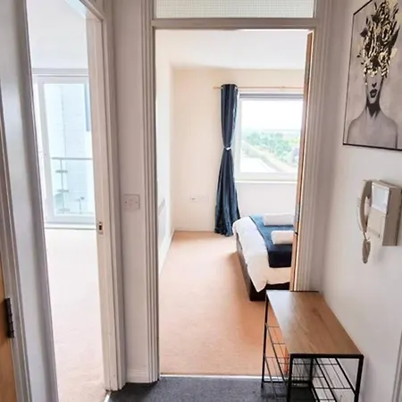 ⭑ Staywelcome- Stylish Near Heathrow, Skyline Views ⭑ *