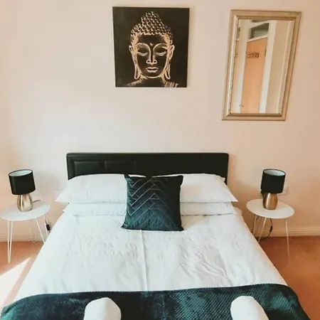 ⭑ Staywelcome- Stylish Near Heathrow, Skyline Views ⭑