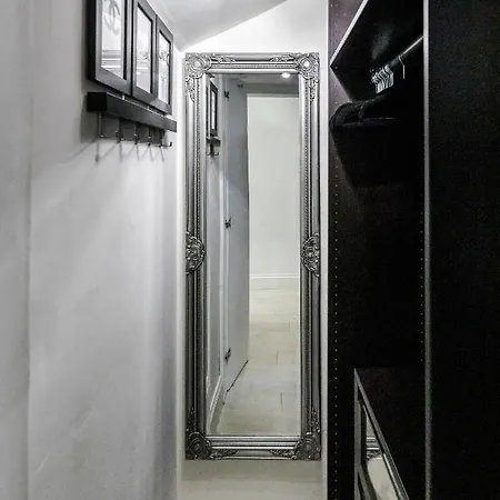 Oxford Street 2 Bed Apartment London