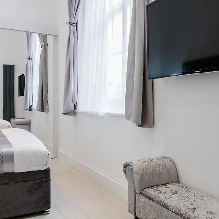 Oxford Street 2 Bed *