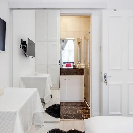Oxford Street 2 Bed *