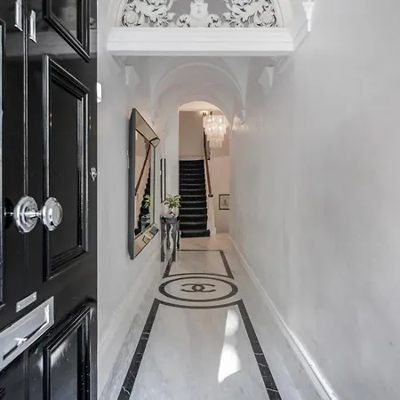 Oxford Street 2 Bed Apartment London