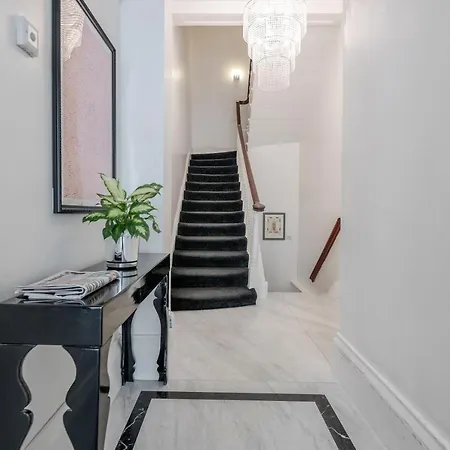 Oxford Street 2 Bed Apartment *