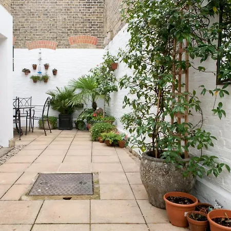 Pass The Keys Garden In Stockwell Londres