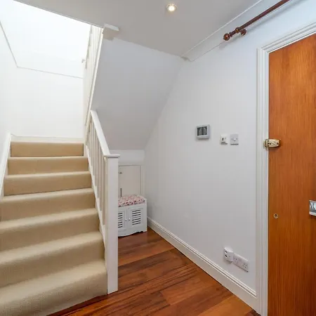 Crossharbour Canary Wharf 2 Bed Duplex *