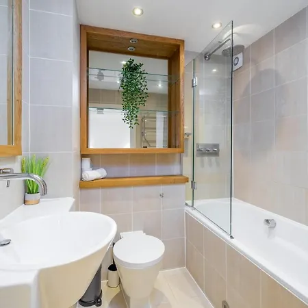 Crossharbour Canary Wharf 2 Bed Duplex * London