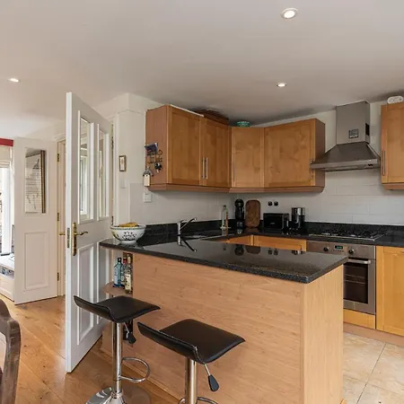 Holiday home Stylish Mews House With Parking London