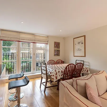 Stylish Mews House With Parking London