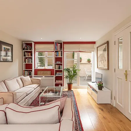 Stylish Mews House With Parking Holiday home London