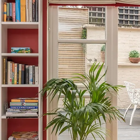 Stylish Mews House With Parking Holiday home *