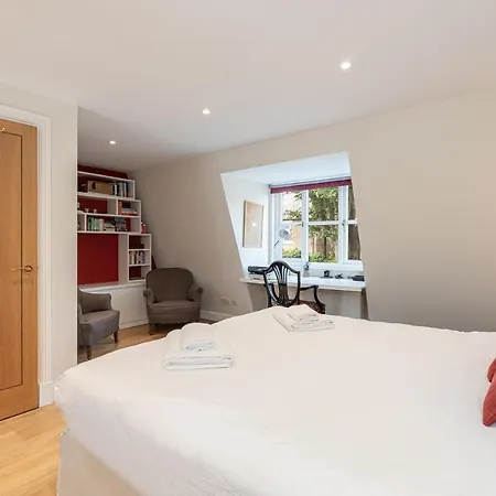 Holiday home Stylish Mews House With Parking *